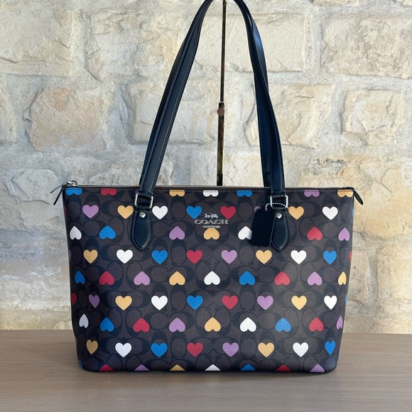 Coach - Picture 15 of 16